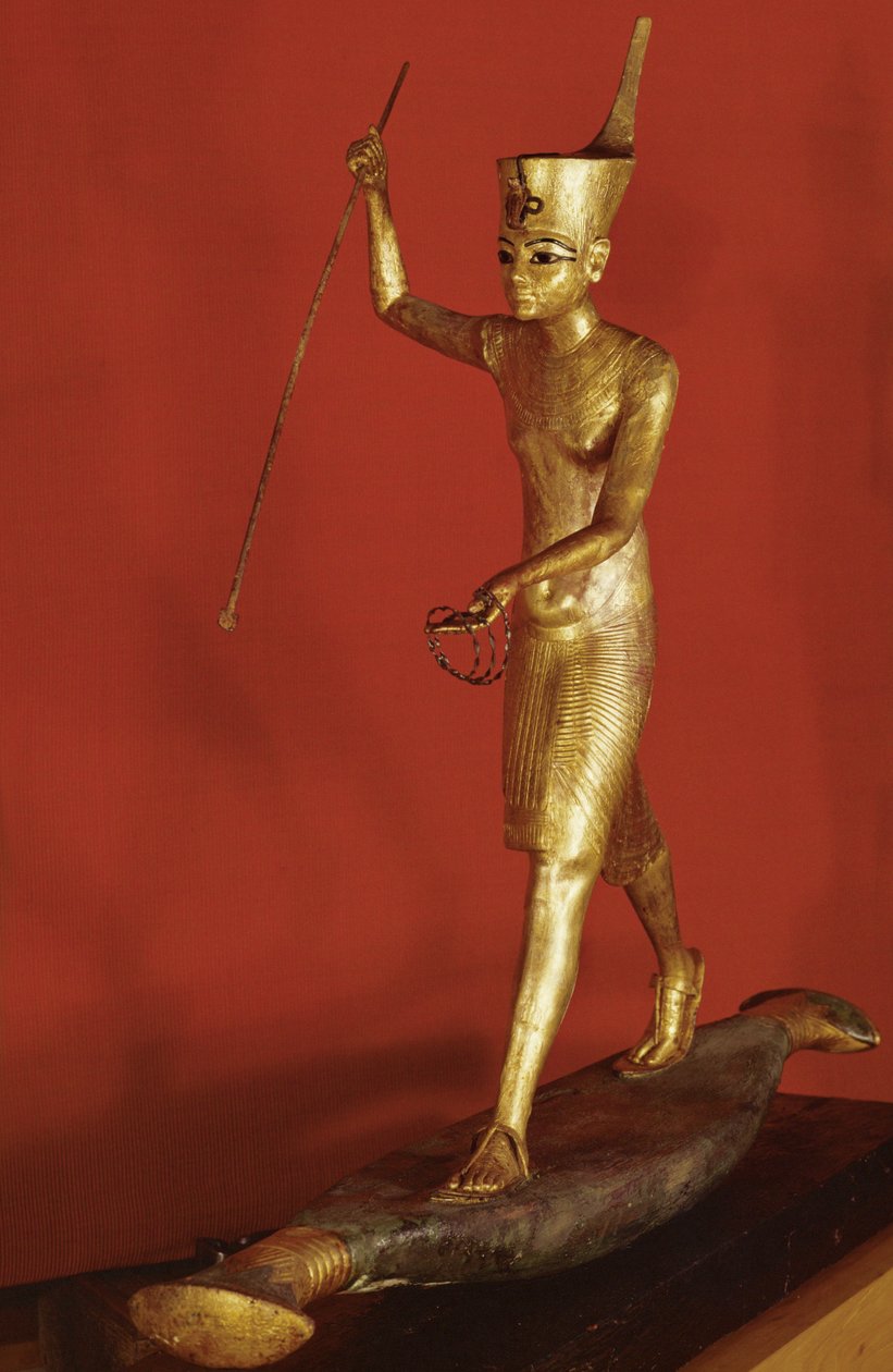 Tutankhamon står på en flat båt og kaster en harpun (forgylt tre) av Egyptian 18th Dynasty