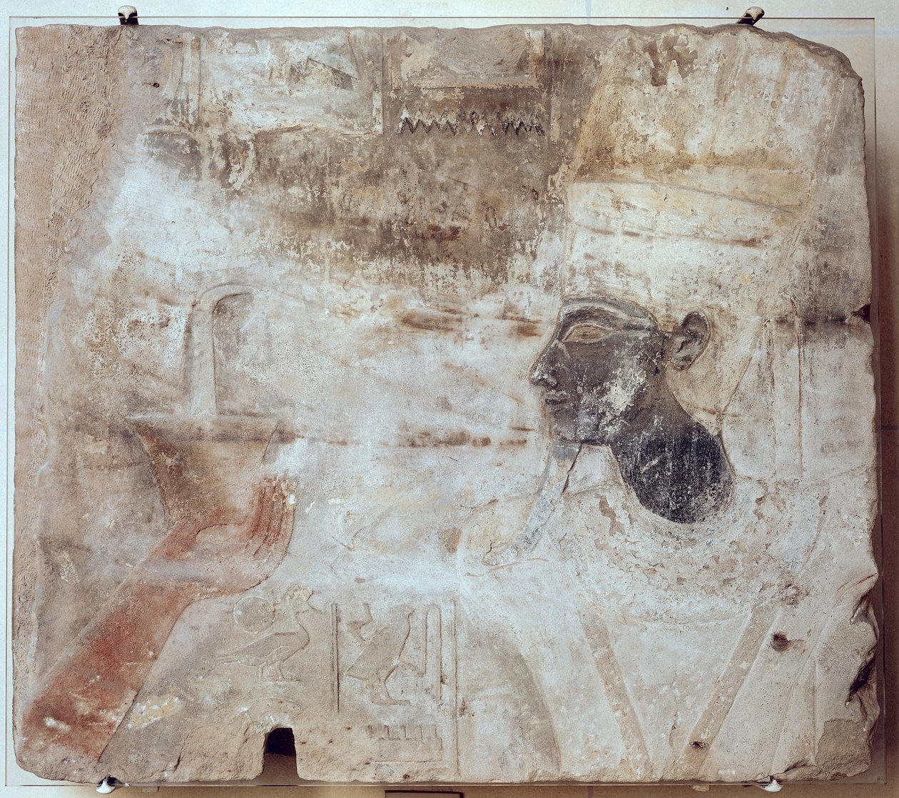 Tuthmosis III (ca. 1479-1425 f.Kr.) som ofrer røkelse til guden Amun fra Satet-tempelet ved Elephantine, New Kingdom (malt sandstein) av Egyptian 18th Dynasty