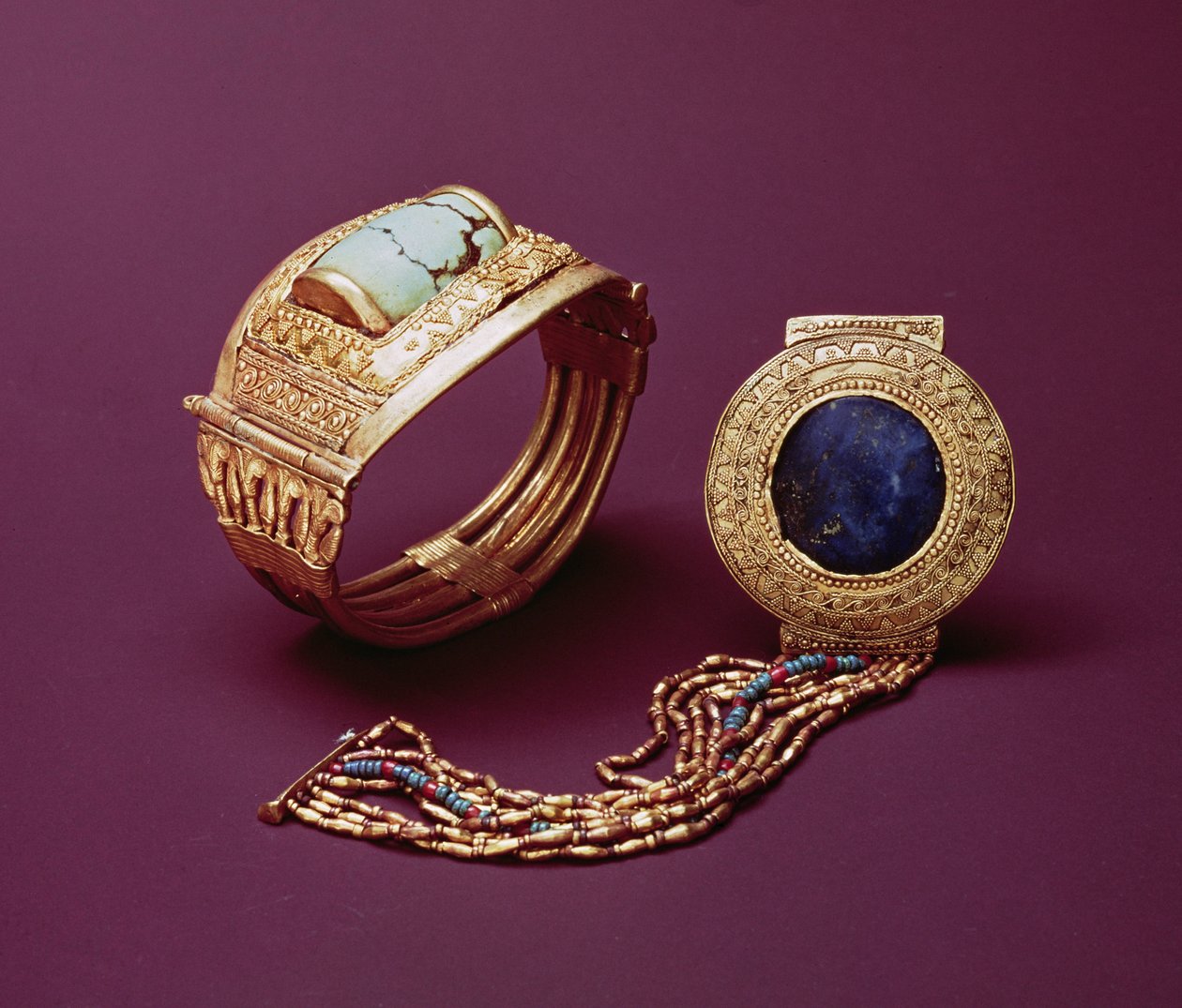 To armbånd, fra Tutankhamons grav (ca. 1370-1352 f.Kr.) New Kingdom (gull) av Egyptian 18th Dynasty