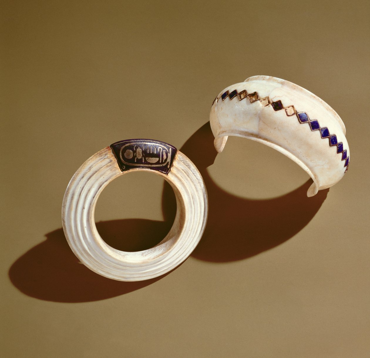 To armbånd, fra Tomb of Tutankhamun, New Kingdom av Egyptian 18th Dynasty