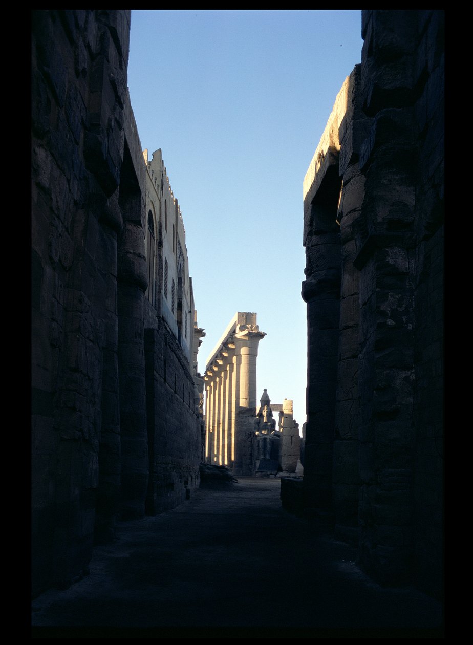 Utsikt fra Court of Ramesses II til Colonnade of Amenophis III (1403-1365 f.Kr.) New Kingdom av Egyptian 18th Dynasty