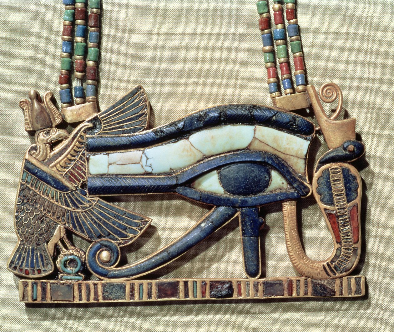 Wedjet eye pectoral, fra graven til Tutankhamon (ca. 1370-52 f.Kr.) New Kingdom (gull cloisonne med glasspasta) (se også 228564) av Egyptian 18th Dynasty