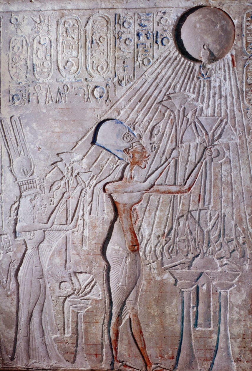 lavt relieff av kong Ikhenaton og dronning Nefertiti tilbeder solguden Aton av Egyptian 18th Dynasty