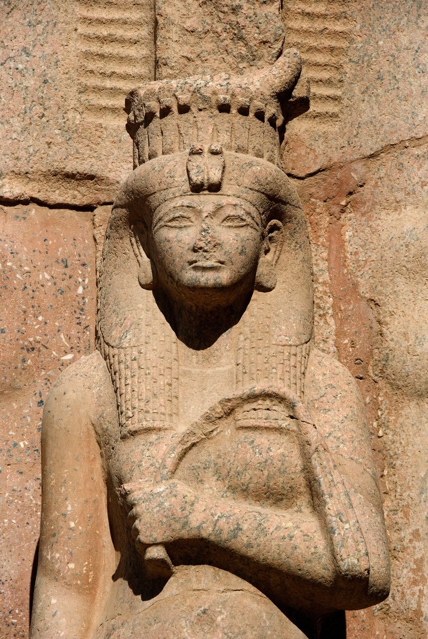 Ancient Egypt Art (UNESCO World Heritage): Foten av den kolossale statuen av Ramses II (1298-1234 f.Kr.) med datteren og kona Bentanta (eller Bent Anath eller Bent Anath). Egypt Karnak, østbredden av Nilen av Egyptian 19th Dynasty