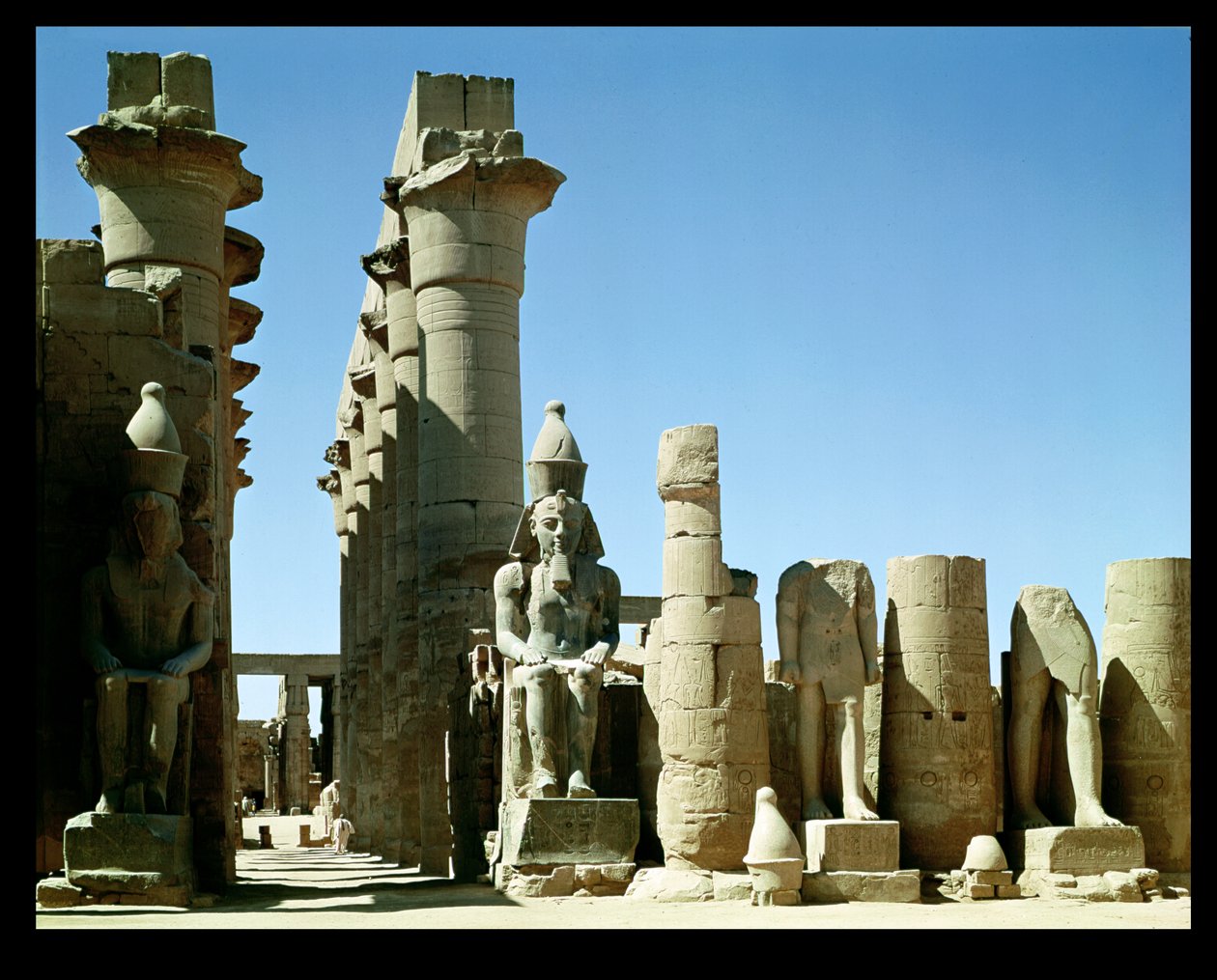Kolossene av Ramesses II (ca. 1279-1213 f.Kr.) og Pylonen til Amenophis III (1403-1365 f.Kr.), i Peristyle-domstolen av Egyptian 19th Dynasty