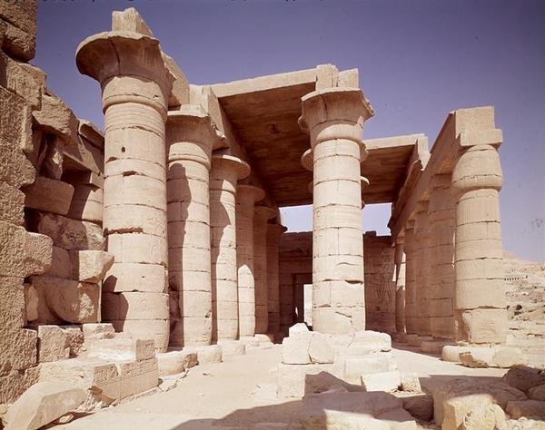 Søyler med papyrusskaft og lotuskapitler i Great Hypostyle Hall, New Kingdom av Egyptian 19th Dynasty