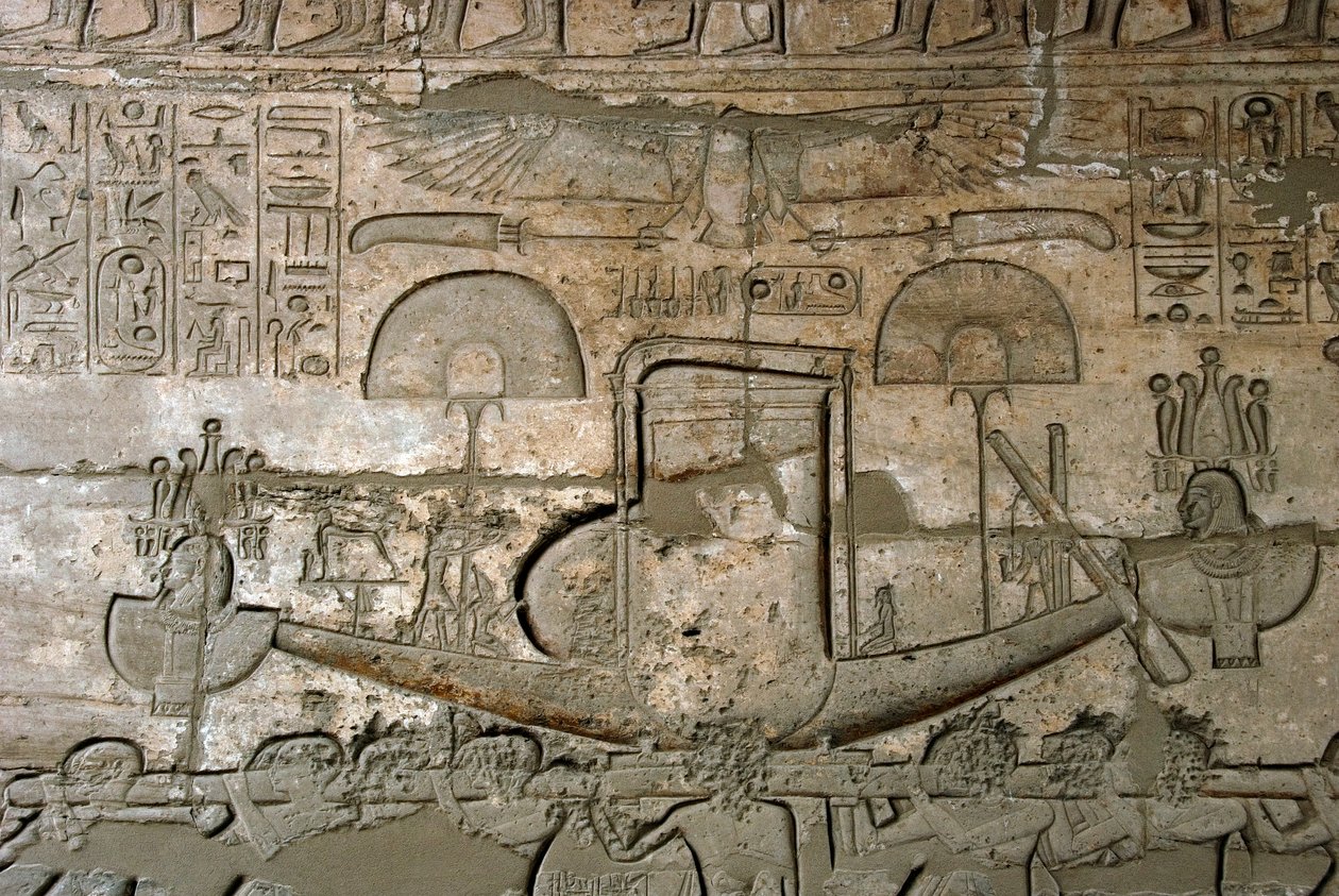 Egyptisk antikken: utsikt over relieffene som representerer prosesjonen til den hellige båten, minnetempel dedikert til farao Ramses II (1279-1213 f.Kr.), Ramasseum-stedet (Ramesseum) i Luxor, Egypt. av Egyptian 19th Dynasty