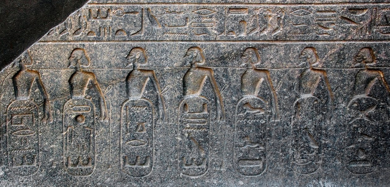 Egyptisk antikvitet: detalj av et relieff som dekorerer emblemene til territoriene erobret av farao Ramses II (1292-1186 f.Kr.). Tempel i Luxor. Østbredden (Theben), Egypt av Egyptian 19th Dynasty