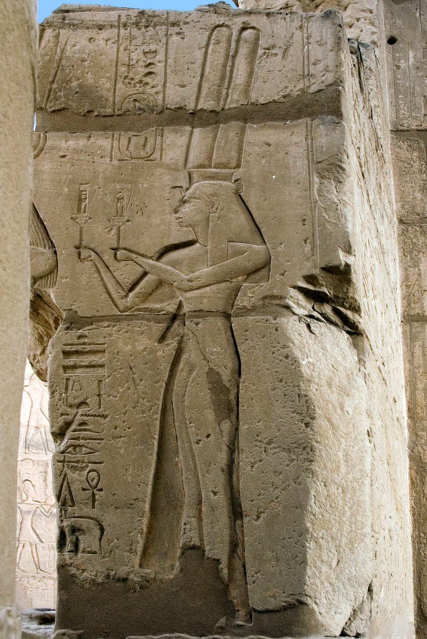Egyptisk antikvitet: detalj av relieffer som viser gudinnen Hathor som holder søstre i hendene, begravelsestempel dedikert til farao Ramses II (1279-1213 f.Kr.), stedet for Ramasseum (Ramesseum) i Luxor, Egypt. av Egyptian 19th Dynasty