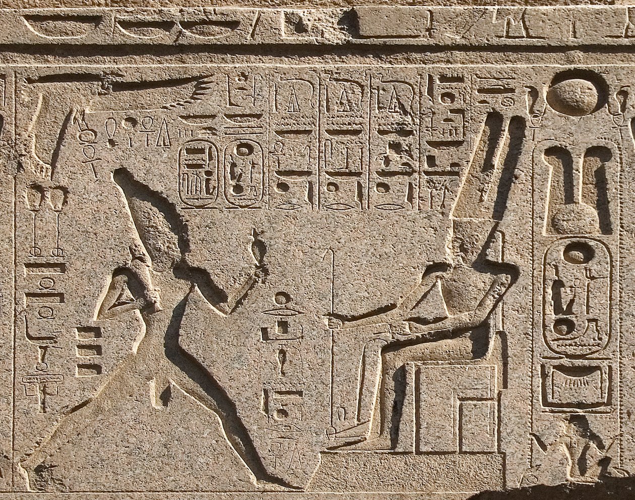 Egyptisk antikvitet: detalj av arkitraven dekorerer representasjonen av farao Ramses II som hedrer guden Amon og hieroglyfer, tempelet til farao Ramses II (1292-1186 f.Kr.) i Luxor. Østbredden (Theben), Egypt av Egyptian 19th Dynasty