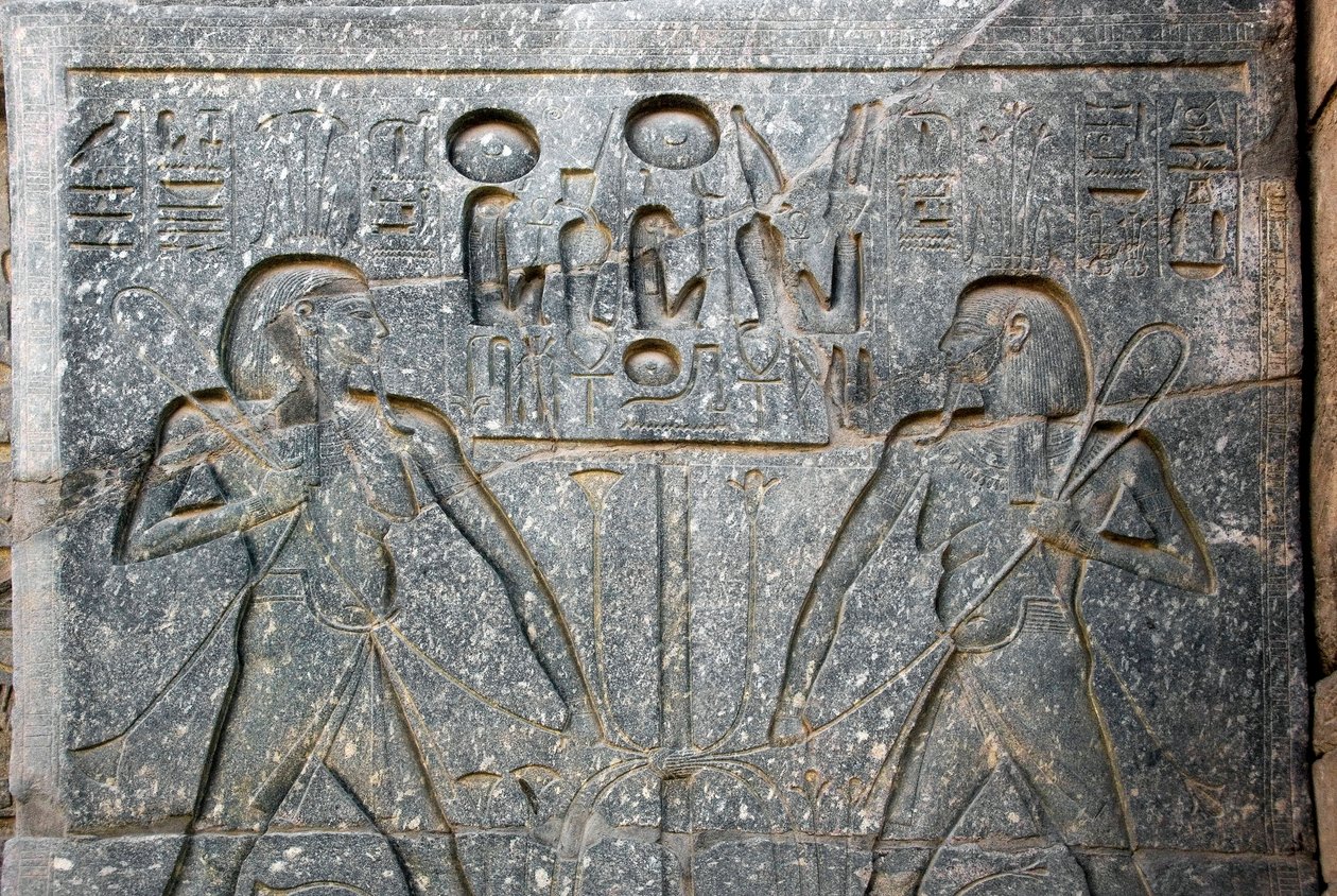 Egyptisk antikvitet: detalj av bunnen av statuen av farao Ramses II (1292-1186 f.Kr. som representerer foreningen av Øvre og Nedre Egypt. Luxor-tempelet. Østbredden (Theben), Egypt av Egyptian 19th Dynasty