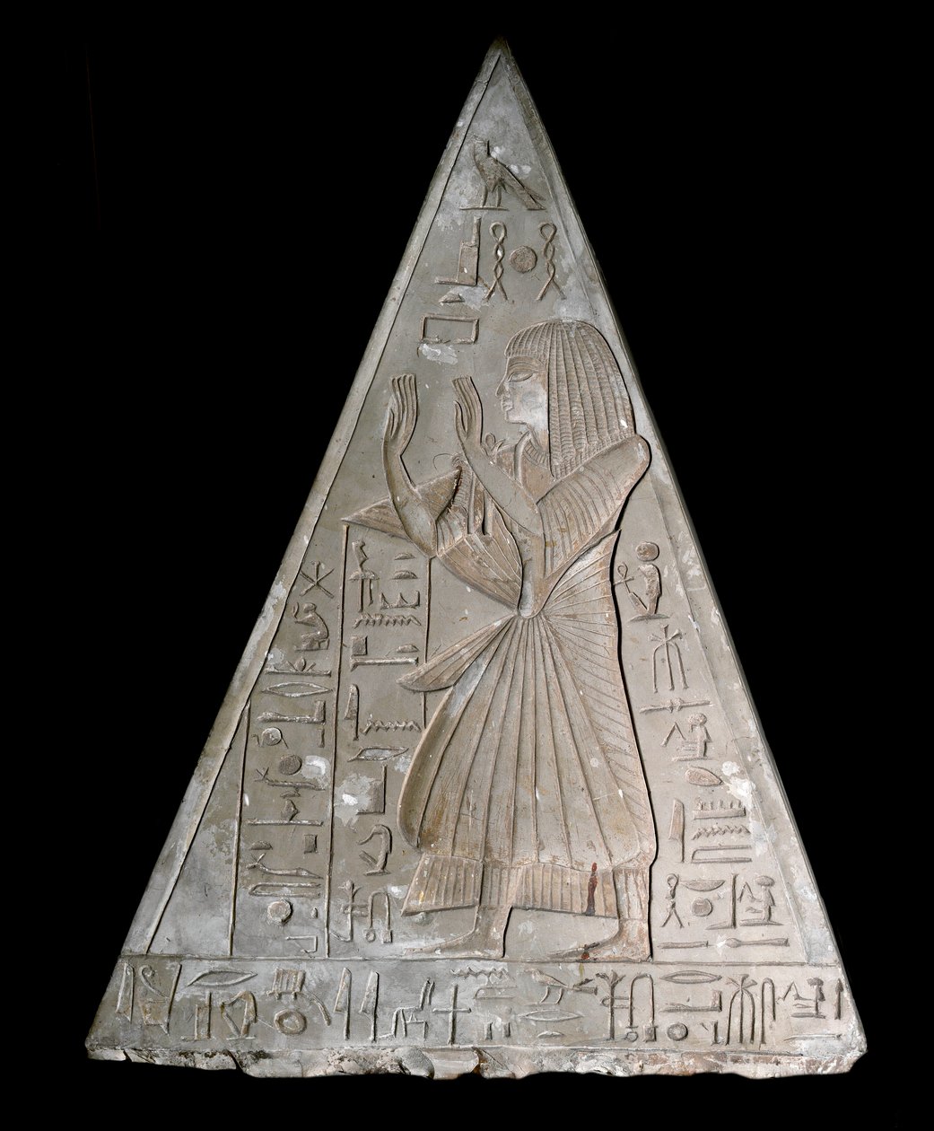 Egyptisk antikvitet: pyramidespissen av kapellet til Ramose dekoree av representasjonen av den sene tilbedende Re-Atum (Re Atum eller Ra-Atum eller Ra Atum eller Re Toum) guddom av solnedgangen. 19. dynasti ((1295-1190 f.Kr.) Deir el Medineh Dim. h. 70 cm  av Egyptian 19th Dynasty