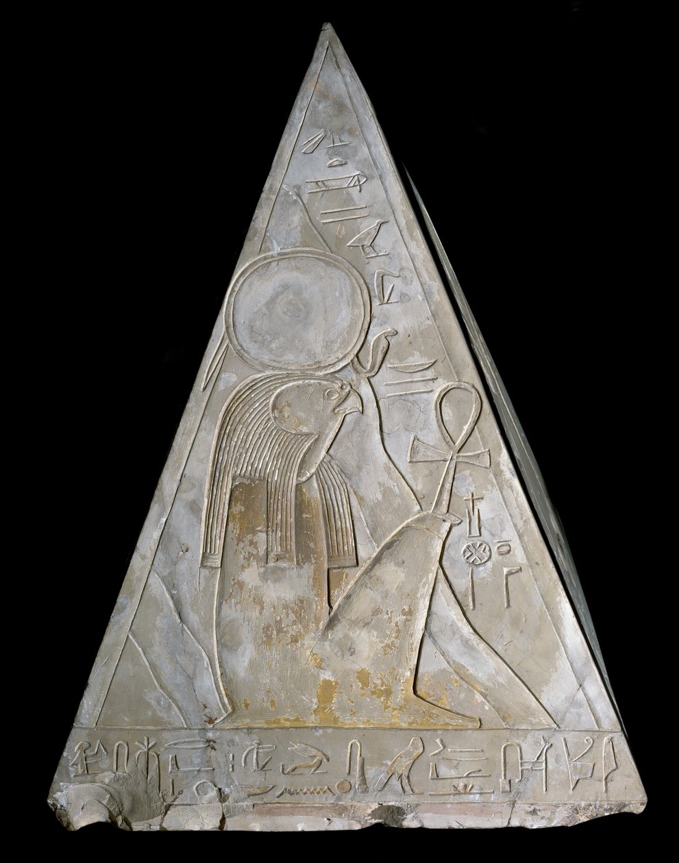 Egyptisk antikvitet: pyramidespissen av kapellet til Ramose decoree av representasjonen av Re-Atum (Re Atum eller Ra-Atum eller Ra Atum eller Re Toum) guddom av solnedgangen. 19. dynasti ((1295-1190 f.Kr.) Deir el Medineh Dim. h. 70 cm Torino egyptisk muse av Egyptian 19th Dynasty