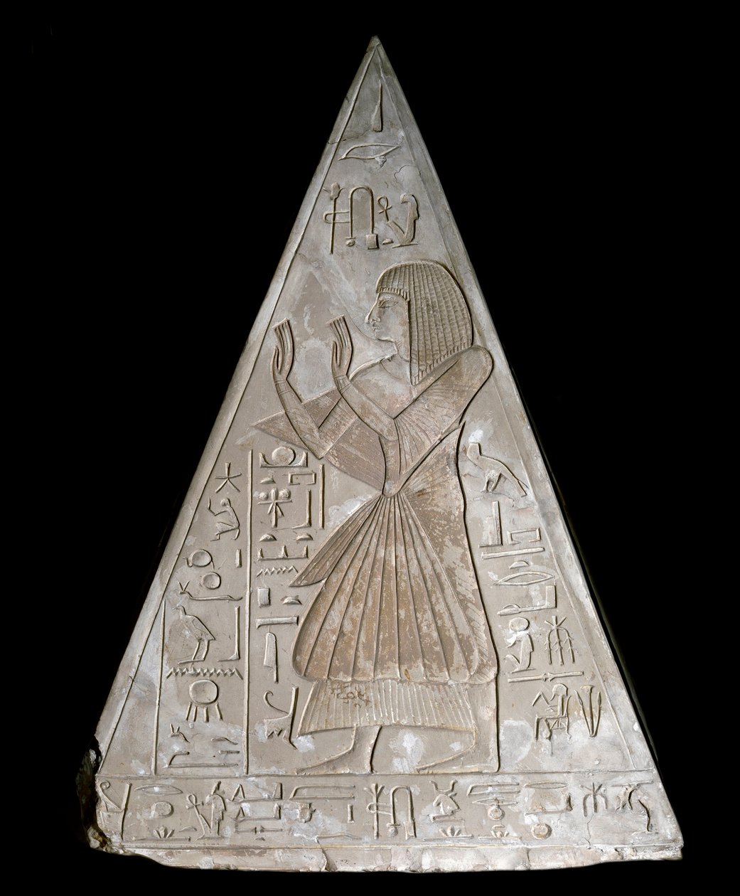 Egyptisk antikvitet: pyramidespissen av kapellet til Ramose dekoree av representasjonen av den sene tilbedende Ra-Harakte (Re Harakte) guddommelig av den stigende solen av Egyptian 19th Dynasty