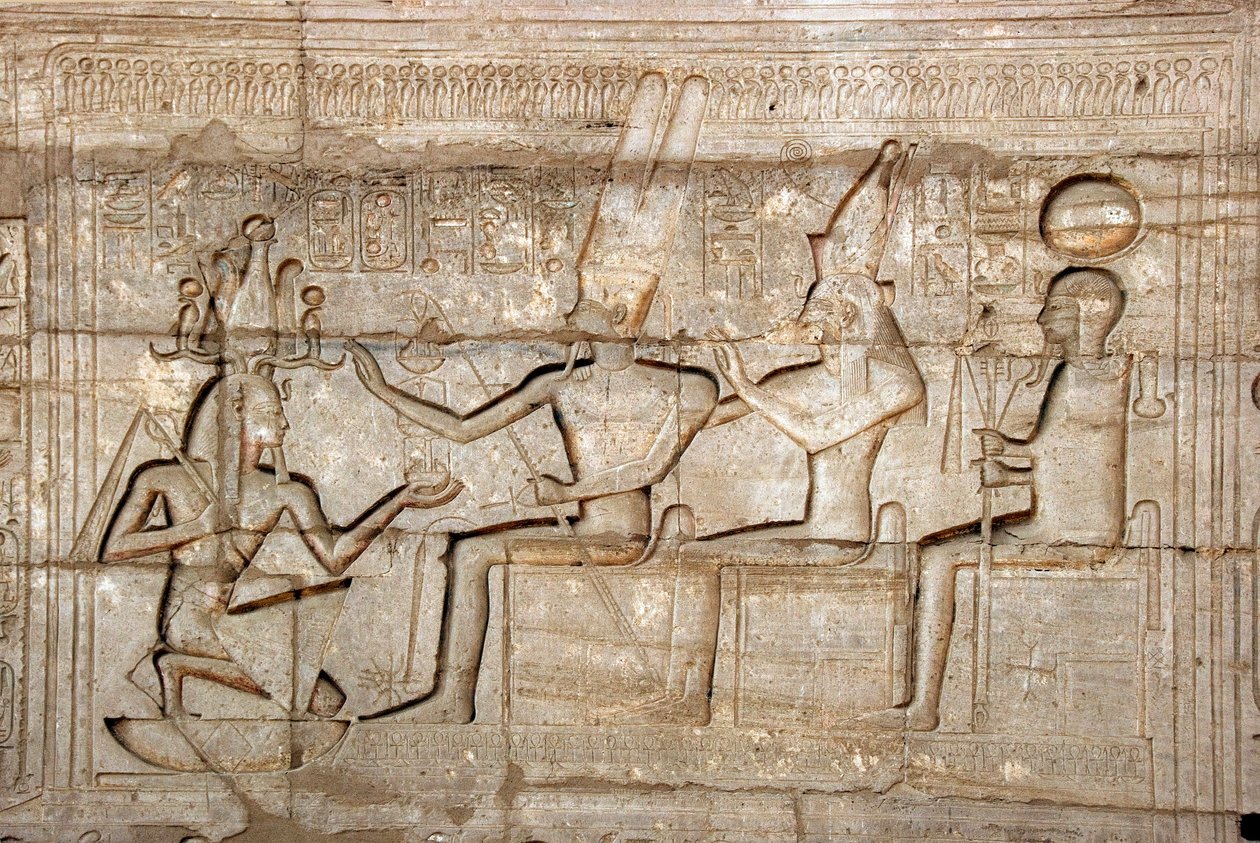 Egyptisk antikke: relieff som viser farao Ramses II foran gudene fra den tebanske triaden, Amon, Mut og Khonsu; Begravelsestempel dedikert til farao Ramses II (1279–1213 f.Kr.), stedet for Ramasseum (Ramesseum) i Luxor, Egypt. av Egyptian 19th Dynasty