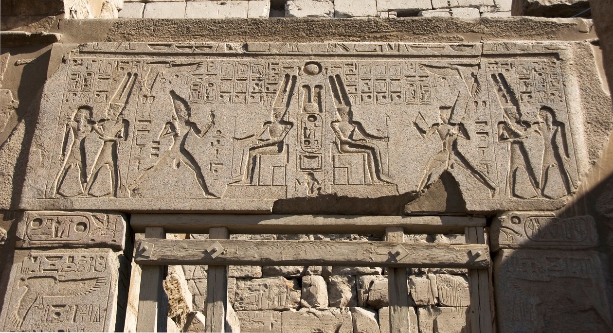 Egyptisk antikvitet: utsikt over arkitraven dekorerer representasjonen av farao Ramses II som hedrer guden Amon og hieroglyfer, tempelet til farao Ramses II (1292-1186 f.Kr.) i Luxor. Østbredden (Theben), Egypt av Egyptian 19th Dynasty