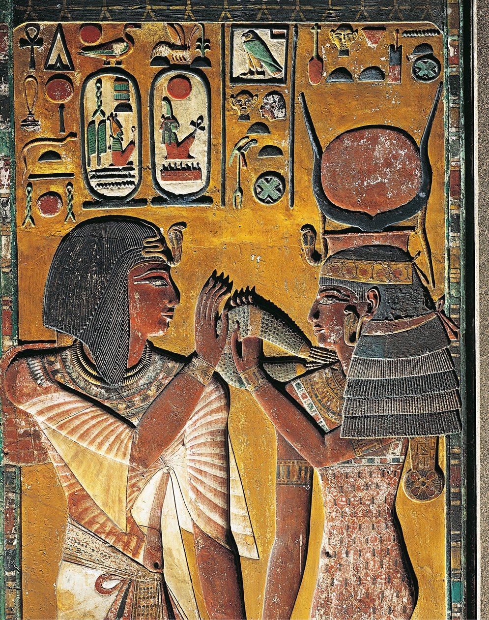 Gudinnen Hathor tilbyr kjedet sitt til farao (lavt relieff) av Egyptian 19th Dynasty