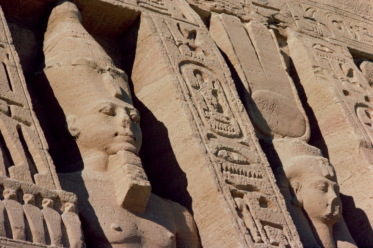 Hoder av Ramesses II (1279-1213) og Hathor/Nefertari på fasaden til tempelet til dronning Nefertari, New Kingdom, ca. 1250 f.Kr. (bilde) (detalj av 118459) av Egyptian 19th Dynasty