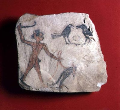 Ostracon med en skisse som viser en gutt som kjører et dyr, sannsynligvis en bavian, for å plukke frukt med to kråker, New Kingdom, ca. 1303-1224 f.Kr. (malt kalkstein) av Egyptian 19th Dynasty