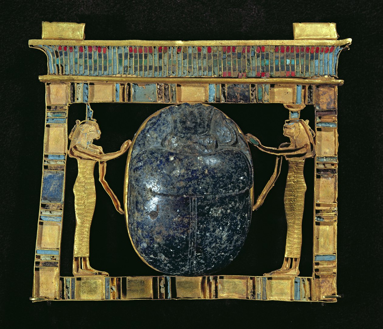 Pectoral av vesiren, Paser, med en skarabee flankert av gudinnene Isis og Nephthys, fra Serapeum i Memphis, New Kingdom (gull, lapis lazuli og glasspasta) av Egyptian 19th Dynasty