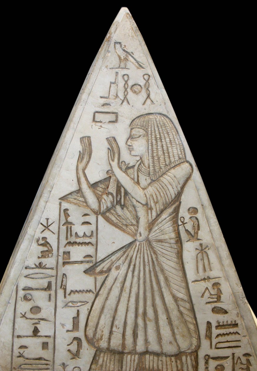 Pyramidon i kalkstein poserer på toppen av kapellgravene i pyramidene. Det er alvorlige scener som skildrer solsyklusen og tilbedelsen av solen av den avdøde. Den kommer fra Deir el Medina av Egyptian 19th Dynasty