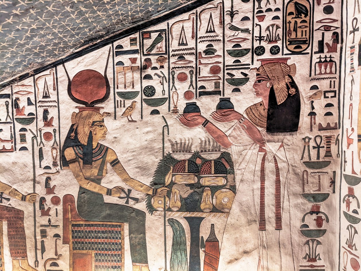 Dronning tilbyr rituelle vaser (veggmaleri) av Egyptian 19th Dynasty