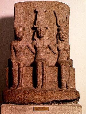 Ramesses II (1304-1237 f.Kr.) satt mellom Amun og Mut, fra Karnak, New Kingdom, ca. 1279-13 f.Kr. (granitt) av Egyptian 19th Dynasty
