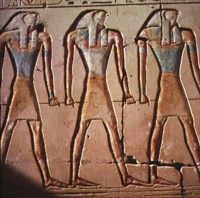 Relieff som viser Horus, fra Ramses II-tempelet, ca. 1298 f.Kr. (malt stein) av Egyptian 19th Dynasty