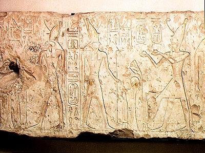 Relieff som viser Ramesses II (1279–1213 f.Kr.) som ga rituelle ofringer til familien til Osiris, detalj på høyre side med Ramesses som tilbyr to flasker vin til Horus, fra Abydos, New Kingdom (kalkstein) av Egyptian 19th Dynasty