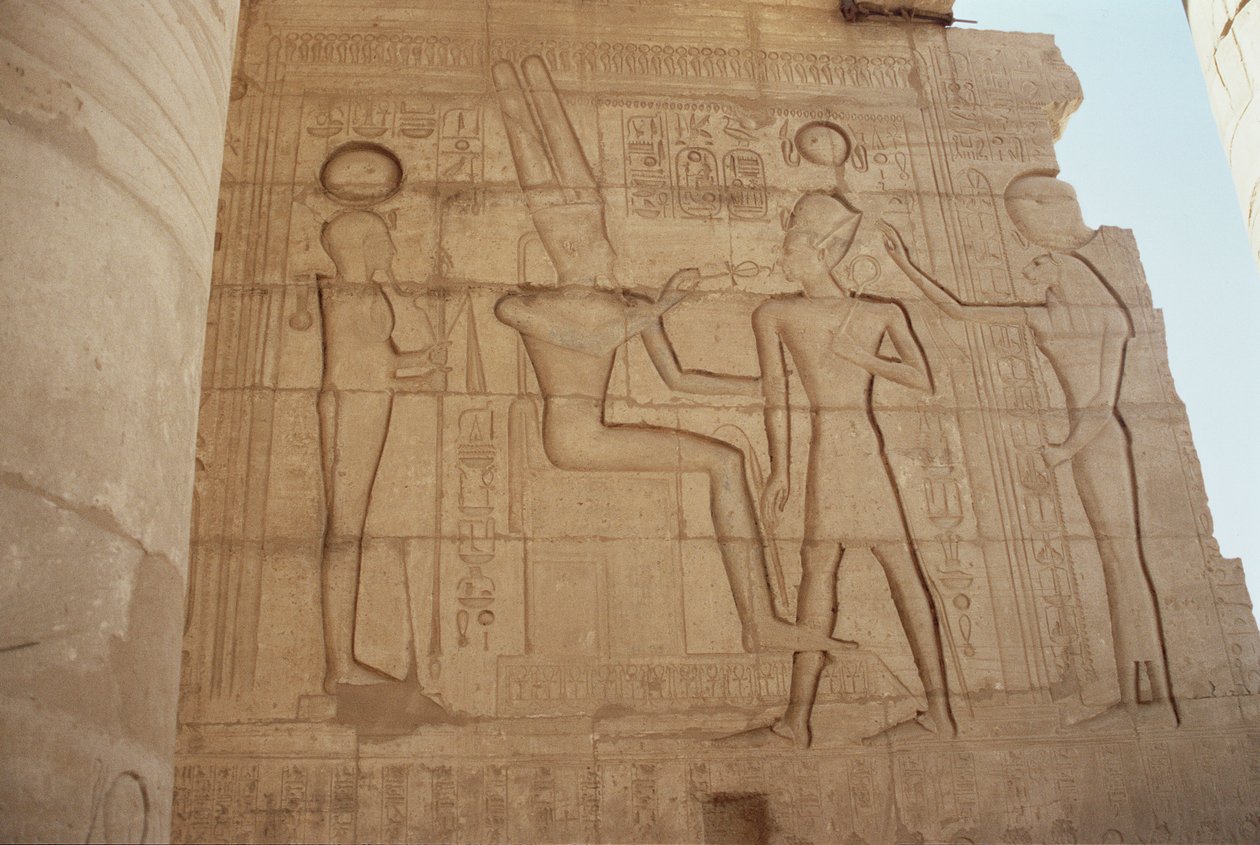 Relieff som viser den løvinnehodede gudinnen Mut som presenterer Ramesses II til en tronende Amun, som gir ham en ankh, fra Great Hypostyle Hall, New Kingdom av Egyptian 19th Dynasty