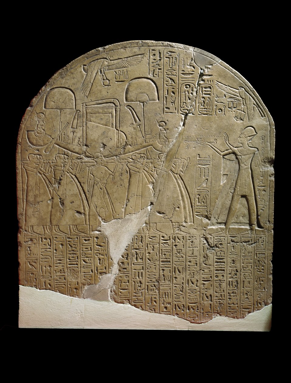 Stela dedikert til Isis av tilsynsmannen for verkene i templene til Ramesses II i Koptos, som viser kongen som ofrer røkelse til den hellige båten til Isis, båret av prester (kalkstein) av Egyptian 19th Dynasty