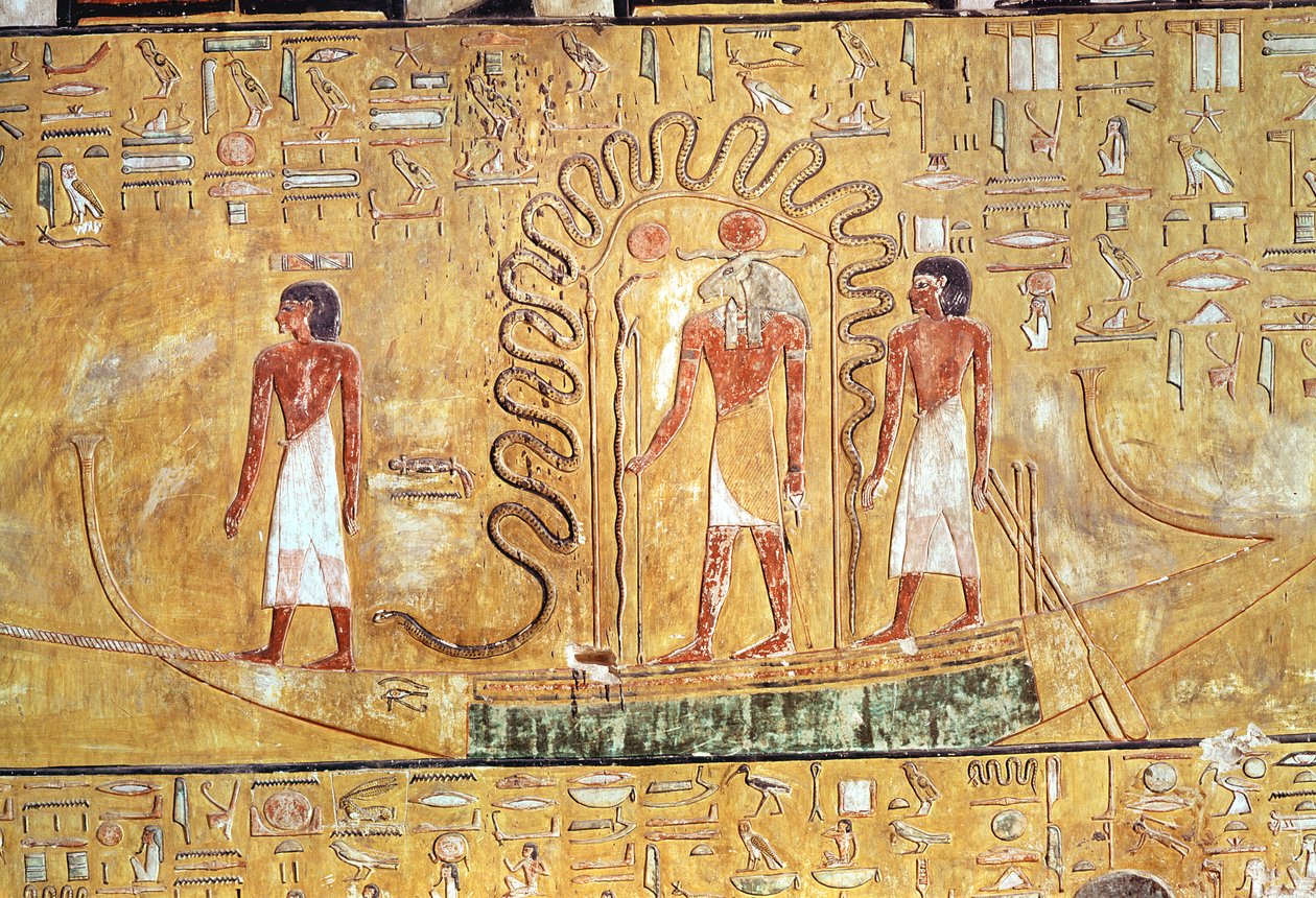 Solguden Ra i sin solbark, beskyttet av spolene til en slange, fra graven til Seti I (1394-1279 f.Kr.) New Kingdom (malt kalkstein) av Egyptian 19th Dynasty