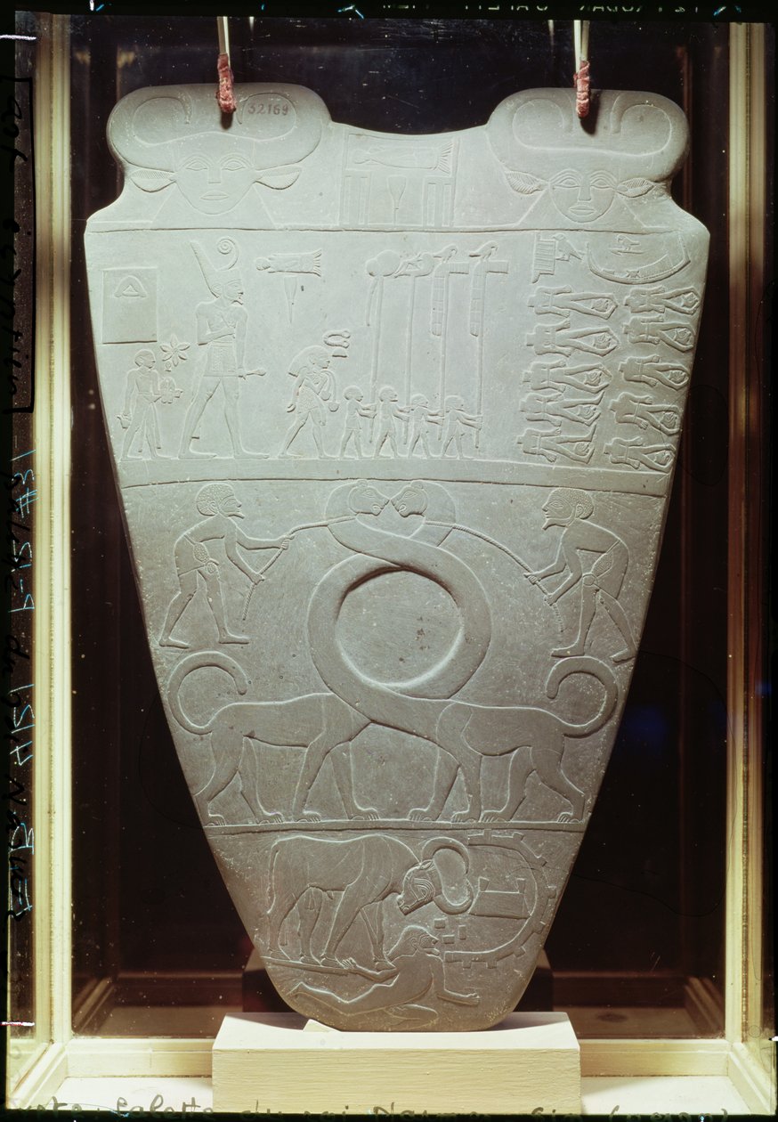 The Narmer Palette: seremoniell palett som viser kong Narmer, iført den røde kronen av Nedre Egypt, inspiserer bundne og halshuggede fanger, også et par gigantiske, langhalsede katter, funnet på Hieraco av Egyptian 1st Dynasty