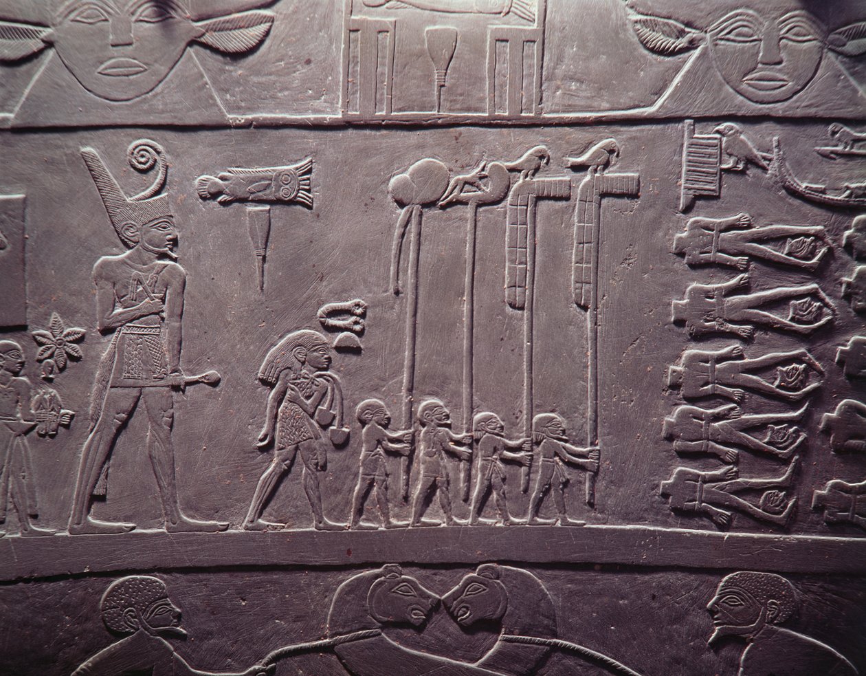 The Narmer Palette: seremoniell palett som viser kong Narmer, iført den røde kronen av Nedre Egypt, inspiserer bundne og halshuggede fanger, funnet i Hierakonpolis, tidlig dynastisk periode, ca. 3000 f.Kr. av Egyptian 1st Dynasty