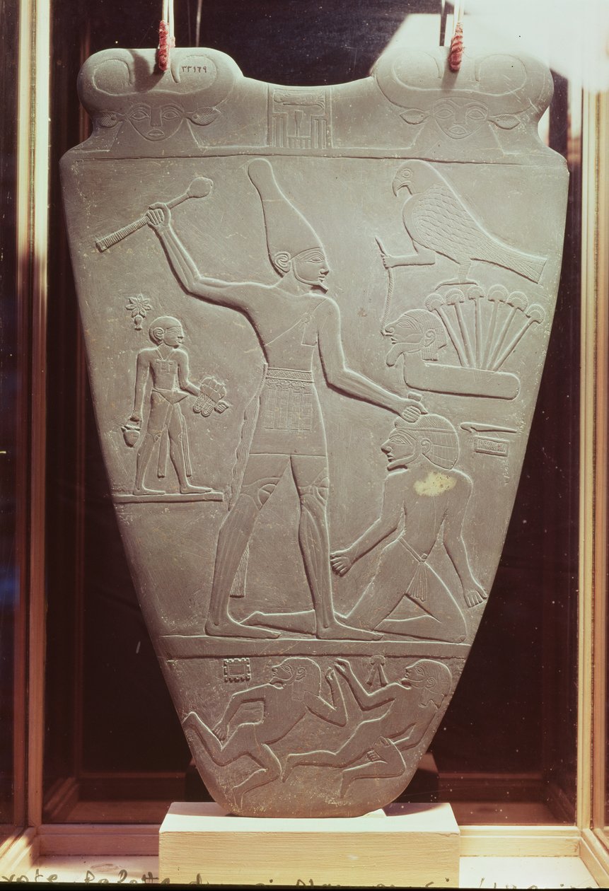 The Narmer Palette: seremoniell palett som viser kong Narmer, iført den hvite kronen av Øvre Egypt, og slår en fange, funnet i Hierakonpolis, tidlig dynastisk periode, ca. 3000 f.Kr. (skifer) (for detaljer) av Egyptian 1st Dynasty
