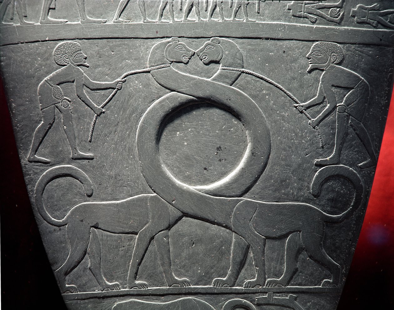 The Narmer Palette: seremoniell palett som viser et par langhalsede katter som holdes i bånd, funnet ved Hieraconpolis, tidlig dynastisk periode, ca. 3000 f.Kr. (skifer) (detalj av 68325) av Egyptian 1st Dynasty