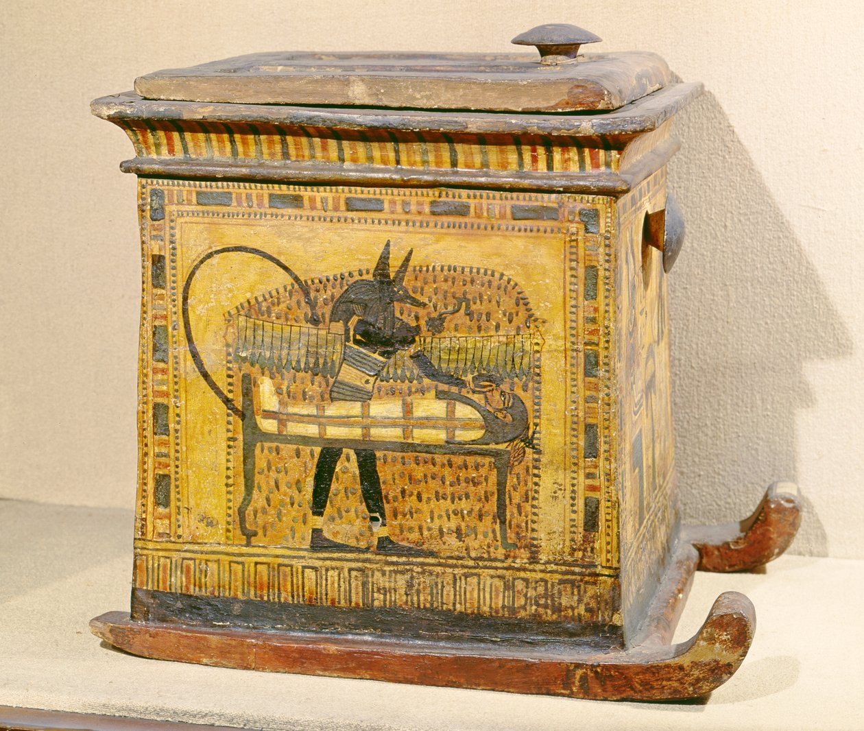 Anubis Mummifying the Deceased, fra en kiste dedikert til Nefertari, New Kingdom (tre) av Egyptian 20th Dynasty
