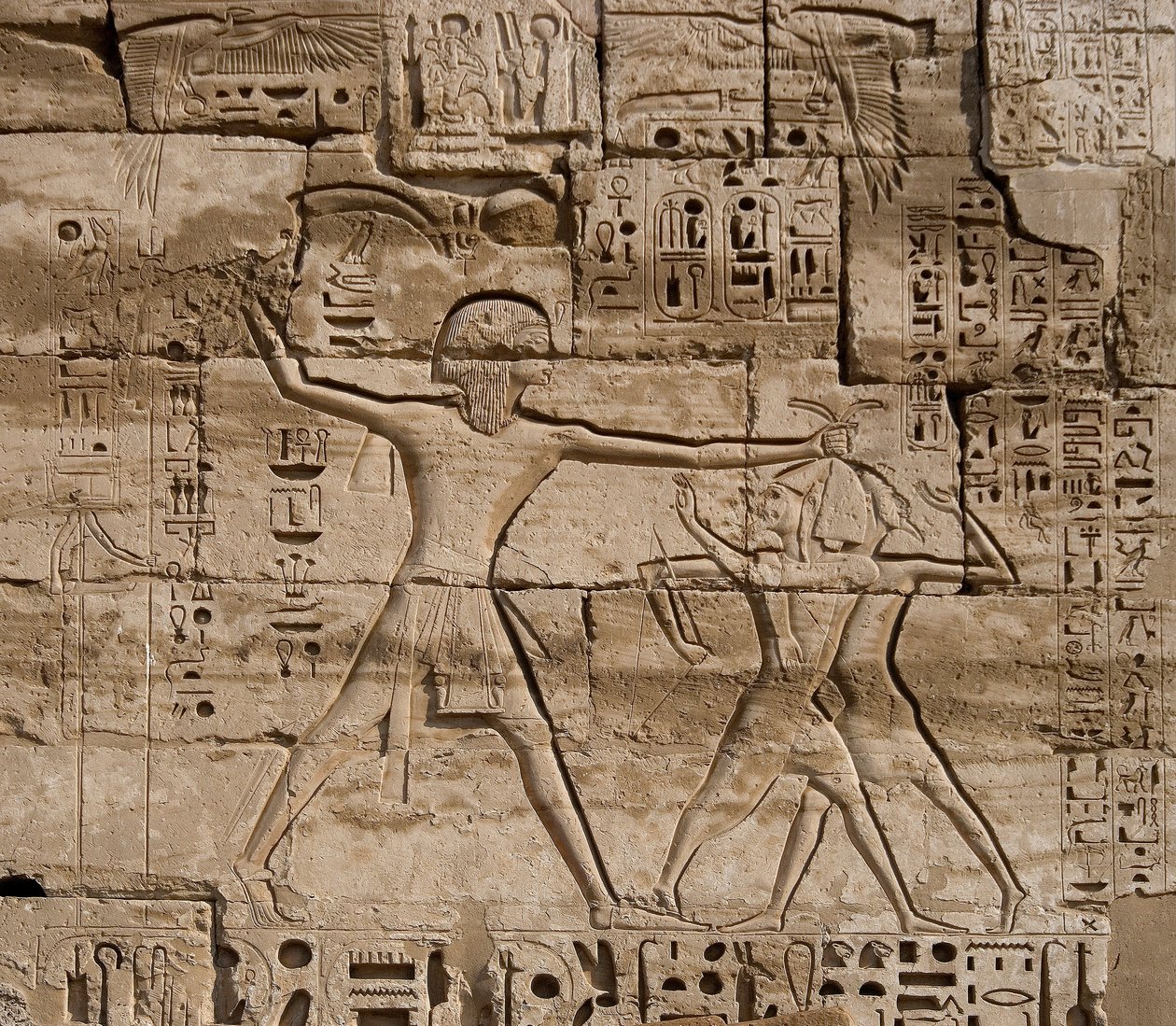 Egyptisk antikvitet: detalj av relieffer som feirer faraos seire over folkene i havet. Begravelsestempelet til Ramses III (1187–1156 f.Kr.). Luxor, Medinet Habou, Egypt av Egyptian 20th Dynasty