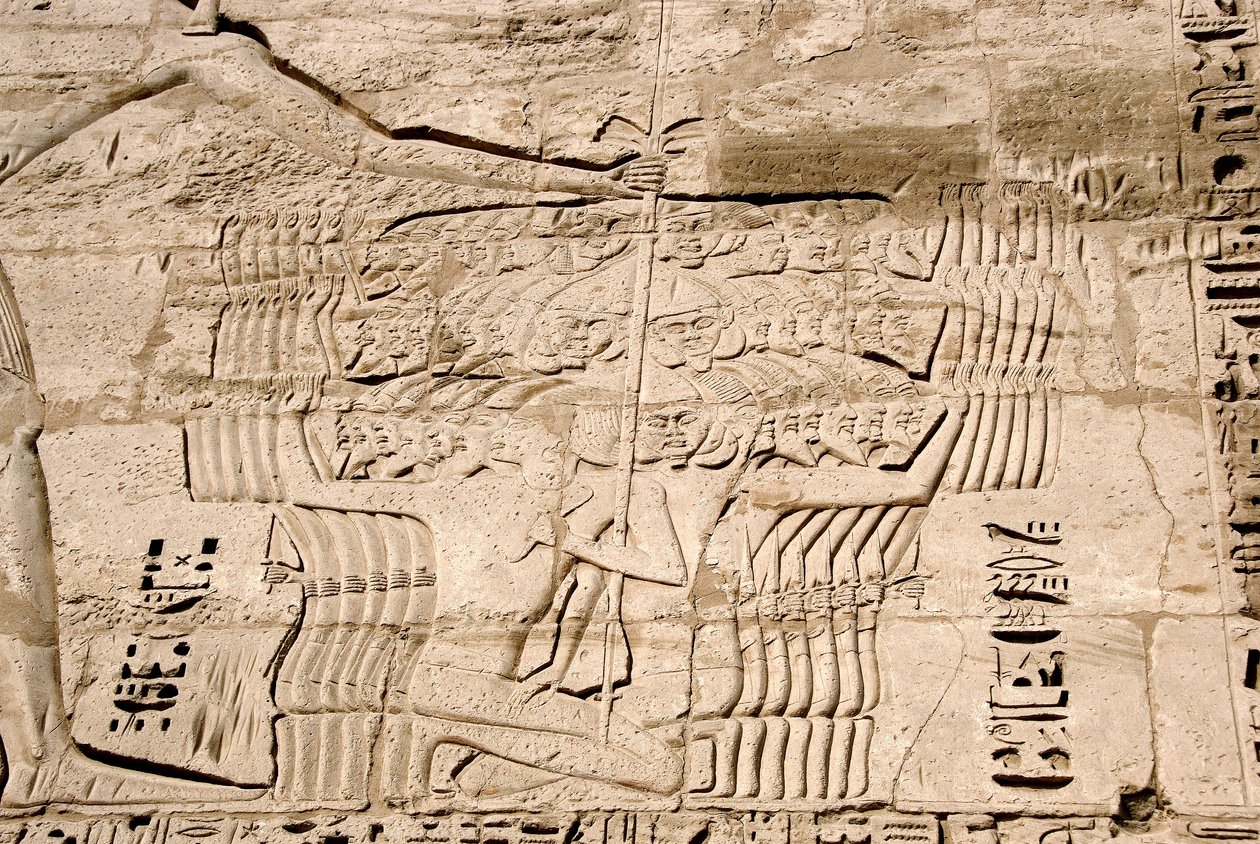 Egyptisk antikvitet: detalj av relieffene til den første pylonen som representerer fangsten av jagerfly som tilhører havets folk, fiender av Ramses III. Begravelsestempelet til Ramses III (1187–1156 f.Kr.). Luxor, Medinet Habou, Egypt av Egyptian 20th Dynasty