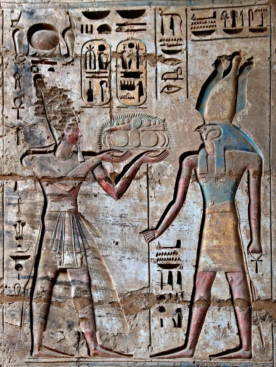 Egyptisk antikvitet: første domstol, detalj av malte relieffer som viser faraoen som bærer ofringer til den guddommelige Horus. Begravelsestempelet til Ramses III (1187–1156 f.Kr.). Luxor, Medinet Habou, Egypt av Egyptian 20th Dynasty