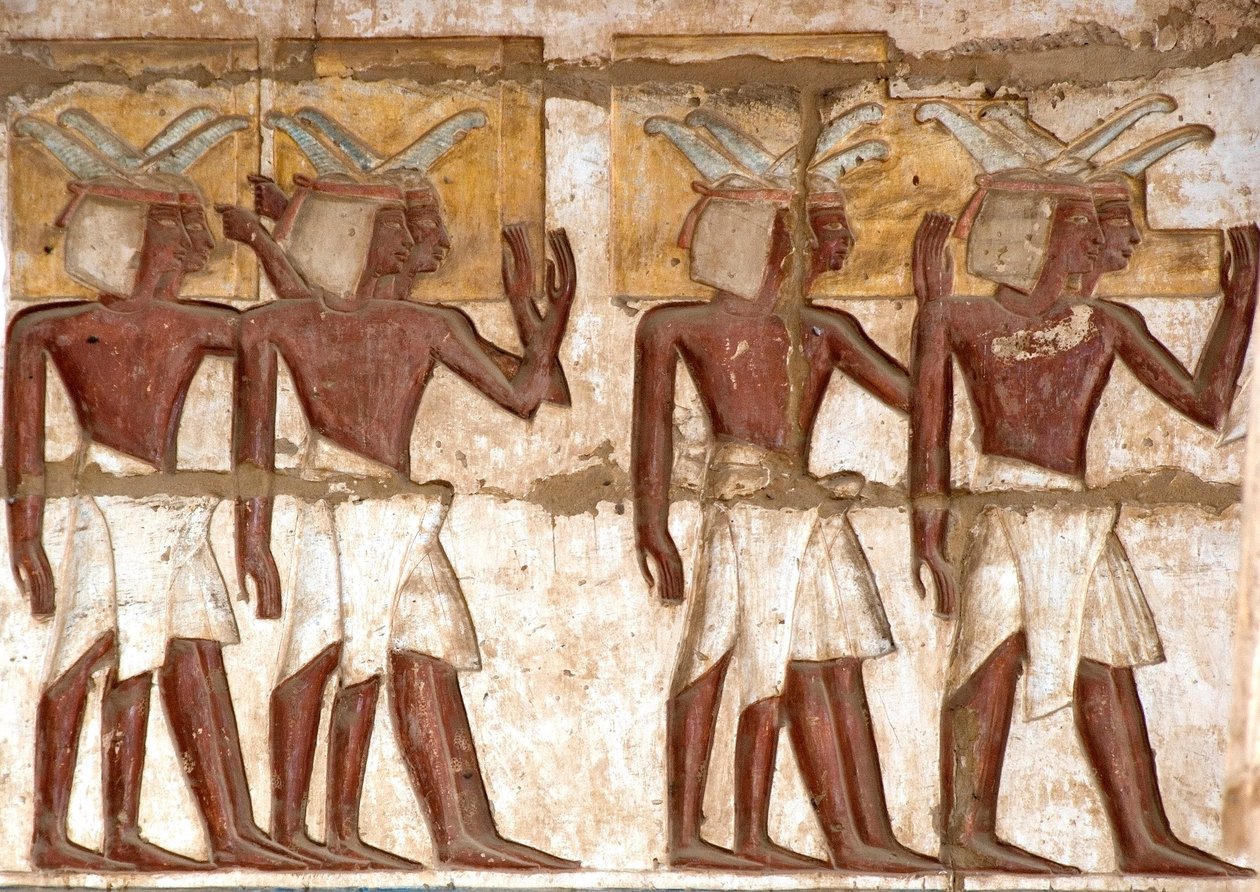 Egyptisk antikvitet: første domstol, detalj av malte relieffer som representerer en gruppe nubiere som bringer ofringer til farao. Begravelsestempelet til Ramses III (1187–1156 f.Kr.). Luxor, Medinet Habou, Egypt av Egyptian 20th Dynasty