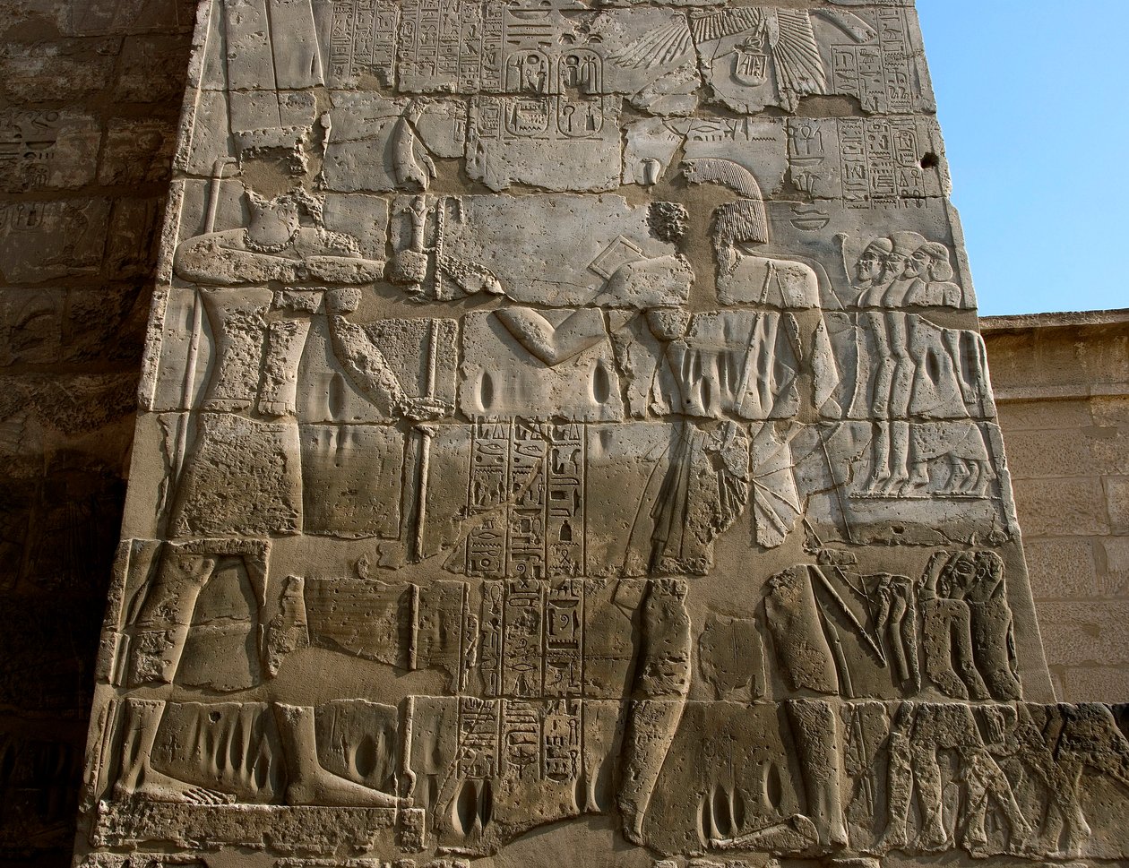 Egyptisk antikke: begravelsestempel til Ramses III (1187-1156 f.Kr.). Lavt relieff som representerer faraoen som mottar maktens tegn fra hendene til Amun. Luxor, Medinet Habou, Egypt av Egyptian 20th Dynasty