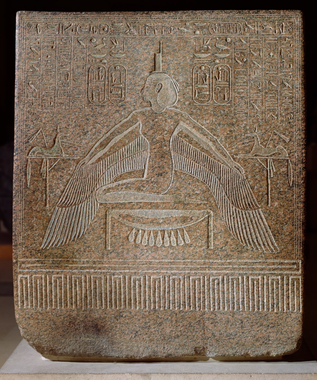 Isis Pterophor, fra sarkofagen til Ramesses III (ca. 11854-1153 f.Kr.) fra graven hans i Kongenes dal, New Kingdom (rosa granitt) av Egyptian 20th Dynasty
