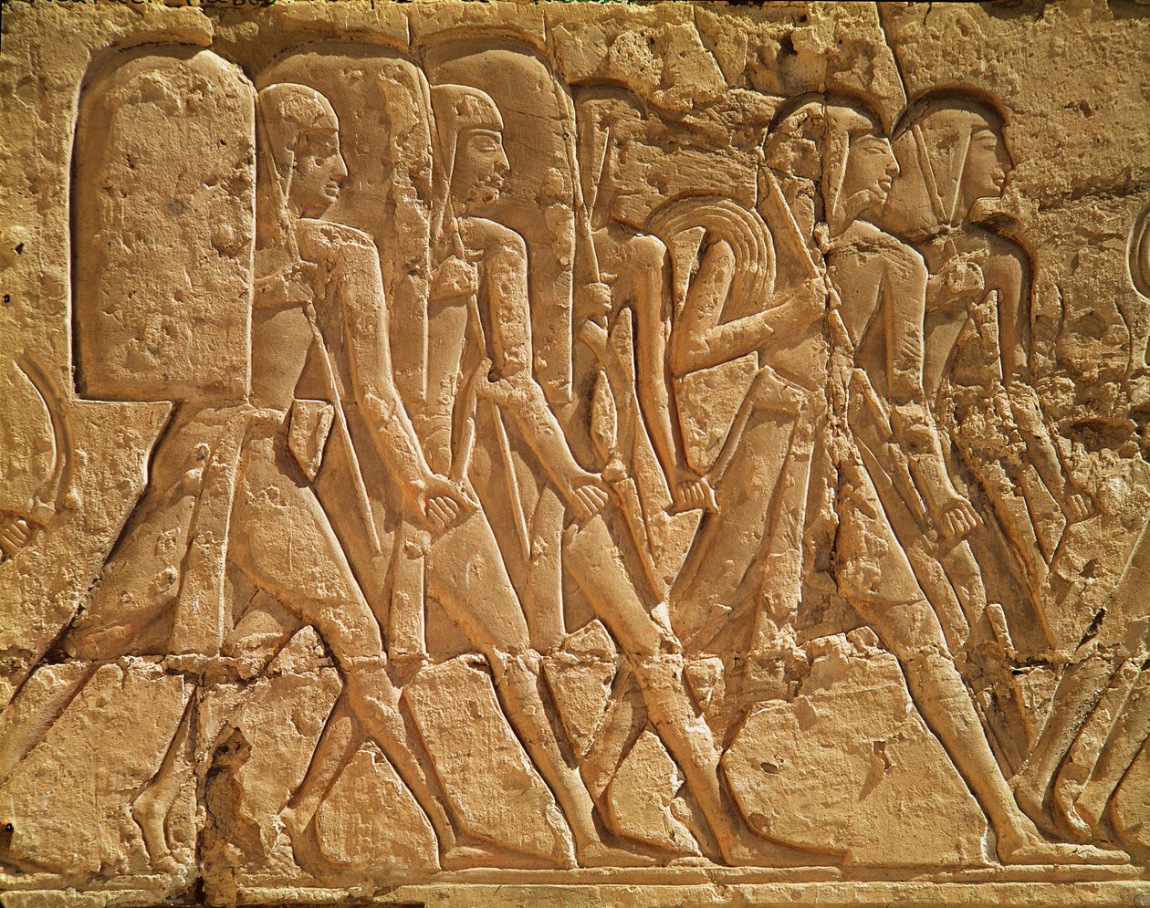 Relieff som viser tjenere som bærer tau og våpen, fra Ramses III-tempelet (ca. 1184-1153 f.Kr.) New Kingdom av Egyptian 20th Dynasty