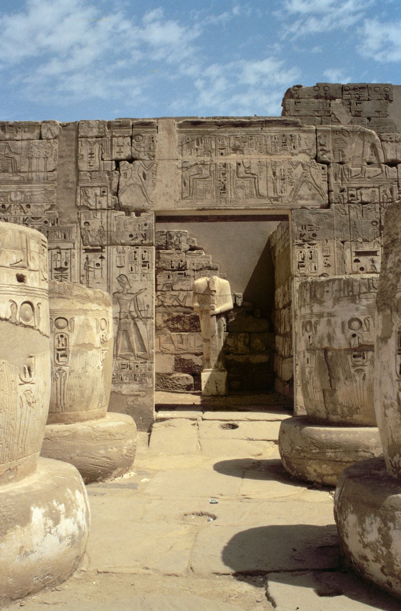 Statue av Ramesses i et kapell som leder fra Hypostyle Hall of the Mortuary Temple of Ramesses III (ca. 1184-1153 BC) New Kingdom av Egyptian 20th Dynasty
