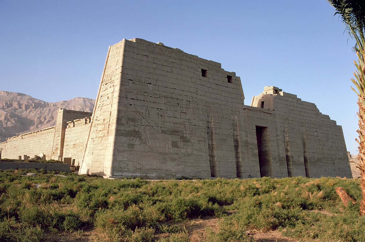 Utsikt over den første pylonen til Ramses III-tempelet (ca. 1184-1153 f.Kr.) Nytt rike av Egyptian 20th Dynasty