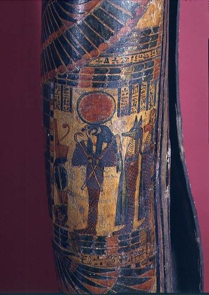 Detalj av sarkofag som viser Re-Harakhty med solskive, holder krok- og slagsceptre, to sønner av Horus som står bak, tredje mellomperiode, 850-730 f.Kr. (polykrom gesso) (detalj av 83357) av Egyptian 22nd Dynasty