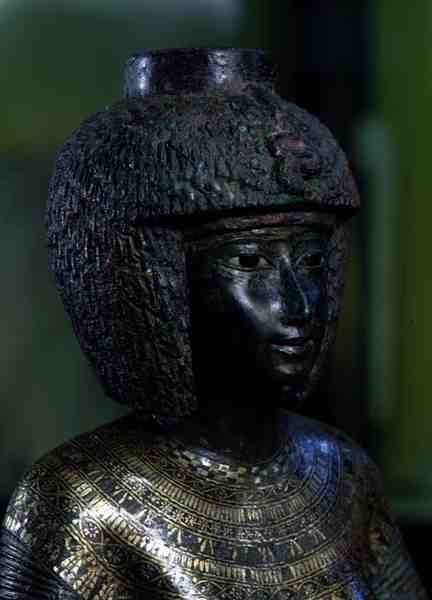 Statue av den guddommelige tilbederinnen Karomama, tredje mellomperiode (bronse med gull, sølv og elektrum) (detalj av 127647) av Egyptian 22nd Dynasty
