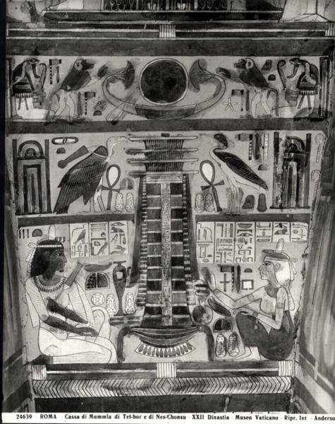 To avdøde figurer malt på siden av fatet til mumiene til Tet-Hov og Nes-Chonsu (sarkofag) (s/hvitt foto) av Egyptian 22nd Dynasty