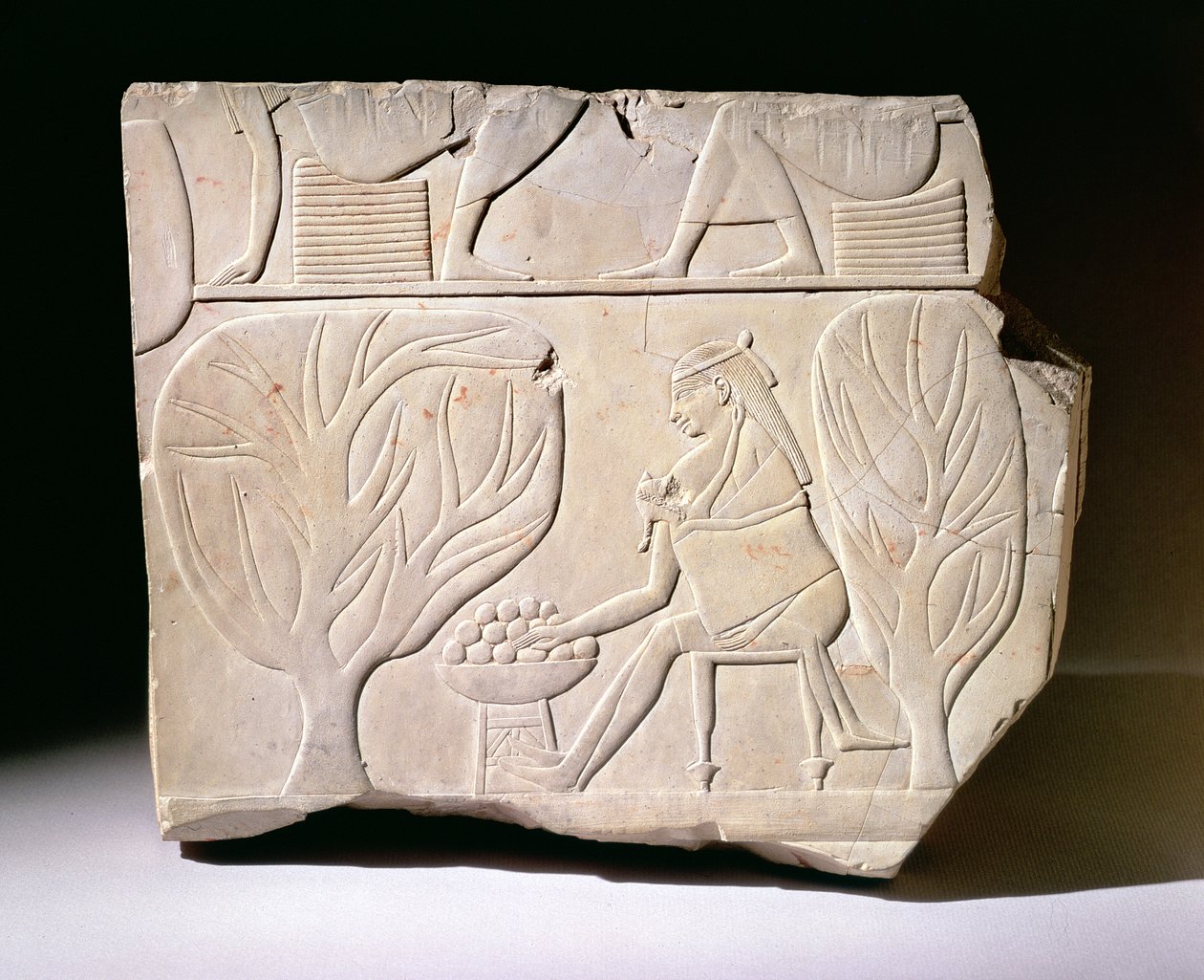 Relieff av en kvinne med barn som strekker seg etter en platanfiken, fra graven til Montuemhat, Western Theben, sen periode av Egyptian 25th Dynasty